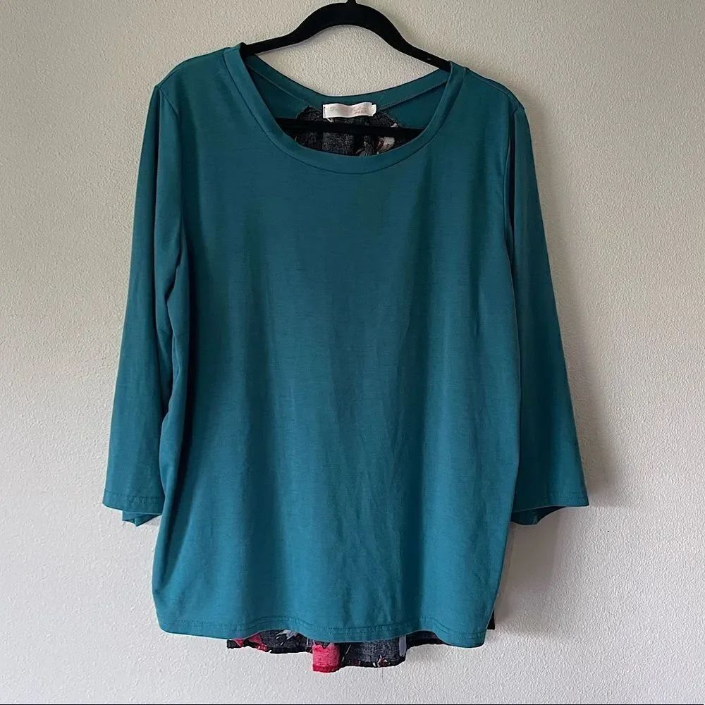 Die Die Fashion Teal and Floral Women’s Top. Size 4XL.